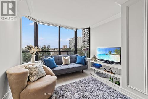 503 - 7420 Bathurst Street, Vaughan, ON - Indoor Photo Showing Living Room