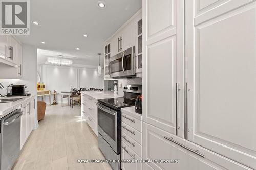 503 - 7420 Bathurst Street, Vaughan, ON - Indoor Photo Showing Kitchen