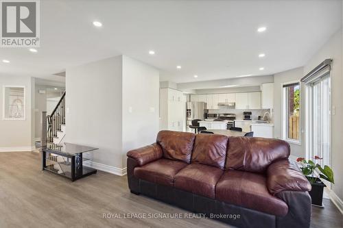 5609 Sidmouth Street, Mississauga, ON - Indoor Photo Showing Living Room