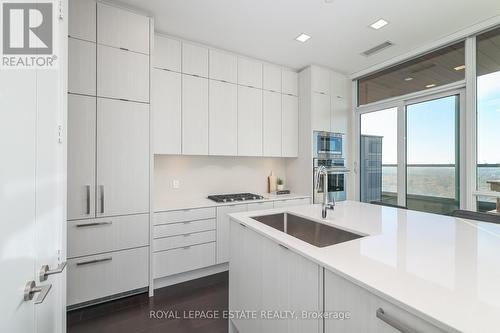 2601 - 181 Bedford Road, Toronto, ON - Indoor Photo Showing Kitchen With Upgraded Kitchen