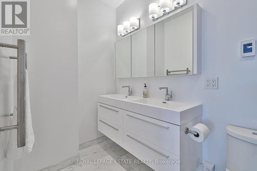 2601 - 181 Bedford Road, Toronto, ON - Indoor Photo Showing Bathroom