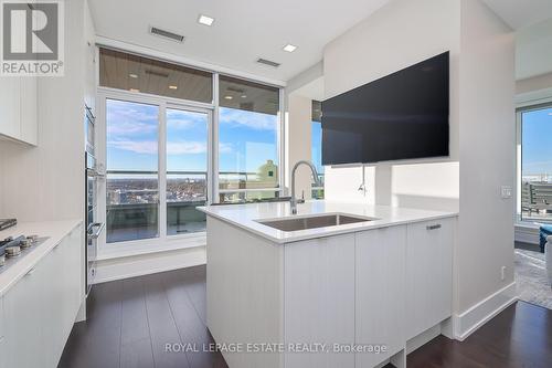 2601 - 181 Bedford Road, Toronto, ON - Indoor Photo Showing Kitchen With Upgraded Kitchen