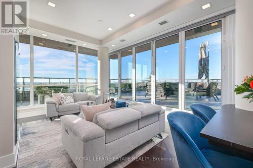 2601 - 181 Bedford Road, Toronto, ON - Indoor Photo Showing Living Room