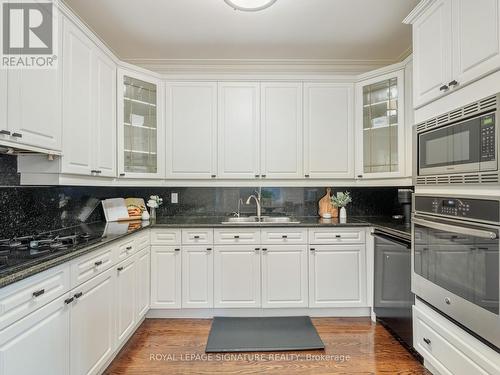 53 Parkhurst Boulevard E, Toronto, ON - Indoor Photo Showing Kitchen