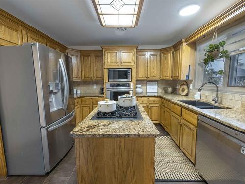 188 Crystal Place, Thunder Bay, ON - Indoor Photo Showing Kitchen With Double Sink