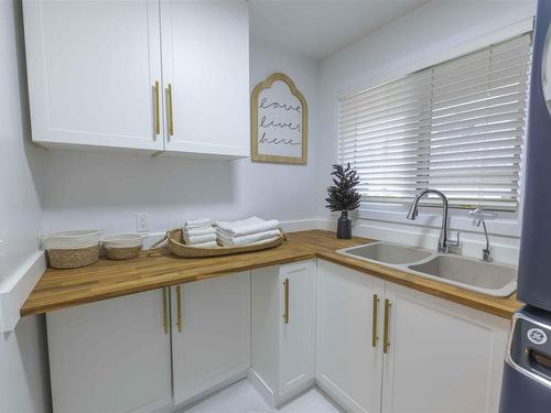 188 Crystal Place, Thunder Bay, ON - Indoor Photo Showing Kitchen With Double Sink