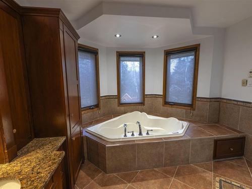 188 Crystal Place, Thunder Bay, ON - Indoor Photo Showing Bathroom