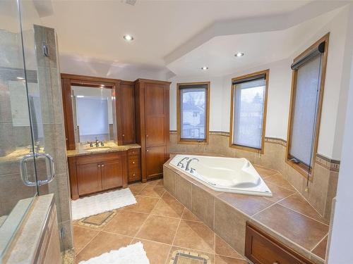 188 Crystal Place, Thunder Bay, ON - Indoor Photo Showing Bathroom