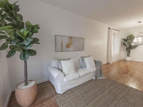 188 Crystal Place, Thunder Bay, ON - Indoor Photo Showing Living Room