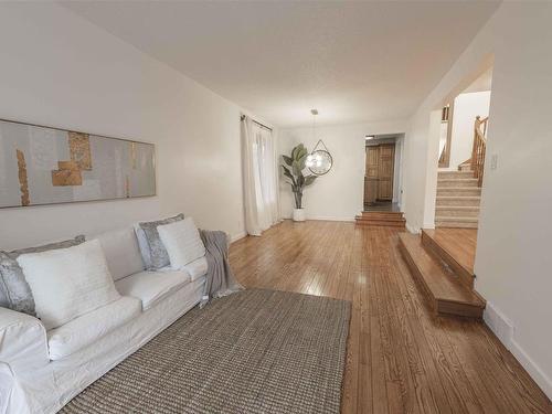 188 Crystal Place, Thunder Bay, ON - Indoor Photo Showing Living Room