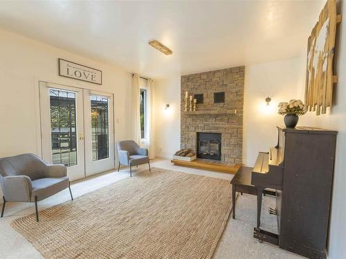 188 Crystal Place, Thunder Bay, ON - Indoor Photo Showing Living Room With Fireplace