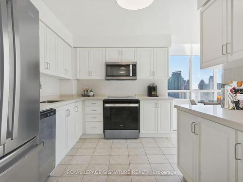 2907-156 Enfield Pl, Mississauga, ON - Indoor Photo Showing Kitchen With Upgraded Kitchen