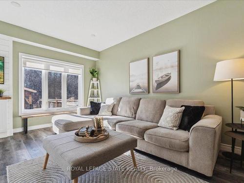 127 Kinsman Dr, Hamilton, ON - Indoor Photo Showing Living Room