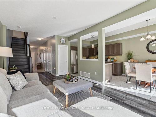 127 Kinsman Dr, Hamilton, ON - Indoor Photo Showing Living Room