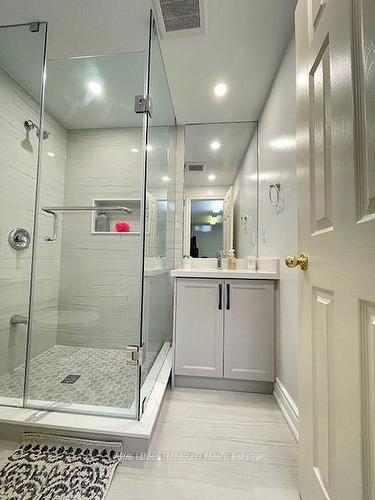 5370 Ruperts Gate Dr, Mississauga, ON - Indoor Photo Showing Bathroom