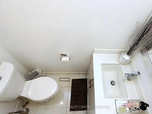 598 Pilcom Crt, Mississauga, ON - Indoor Photo Showing Bathroom