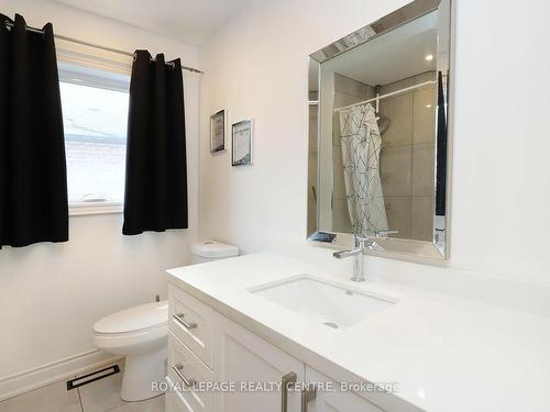 598 Pilcom Crt, Mississauga, ON - Indoor Photo Showing Bathroom