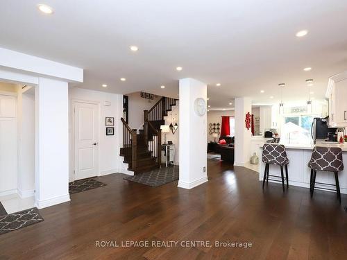 598 Pilcom Crt, Mississauga, ON - Indoor Photo Showing Living Room