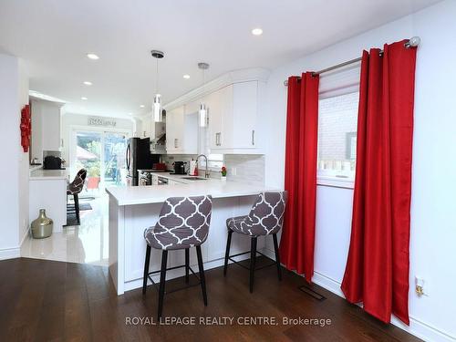 598 Pilcom Crt, Mississauga, ON - Indoor Photo Showing Kitchen