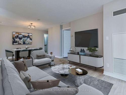 1105-335 Rathburn Rd W, Mississauga, ON - Indoor Photo Showing Living Room