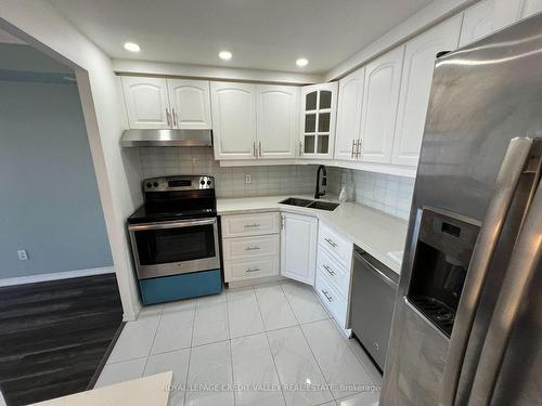 813-135 Hillcrest Ave, Mississauga, ON - Indoor Photo Showing Kitchen With Double Sink