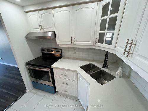 813-135 Hillcrest Ave, Mississauga, ON - Indoor Photo Showing Kitchen With Double Sink