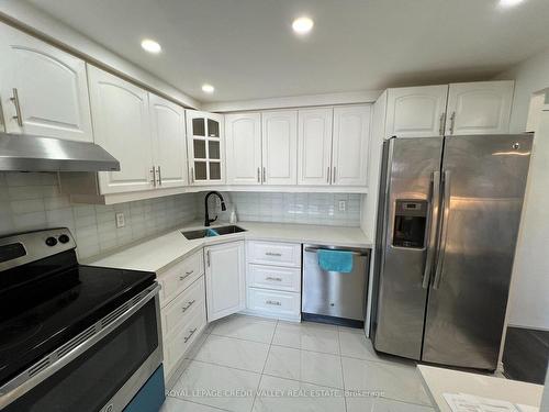 813-135 Hillcrest Ave, Mississauga, ON - Indoor Photo Showing Kitchen With Double Sink