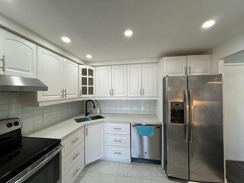 813-135 Hillcrest Ave, Mississauga, ON - Indoor Photo Showing Kitchen With Double Sink