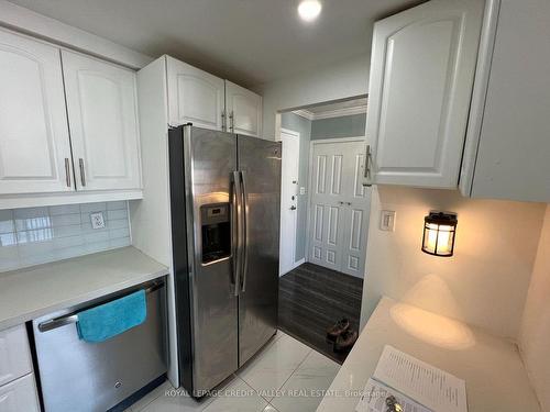 813-135 Hillcrest Ave, Mississauga, ON - Indoor Photo Showing Kitchen