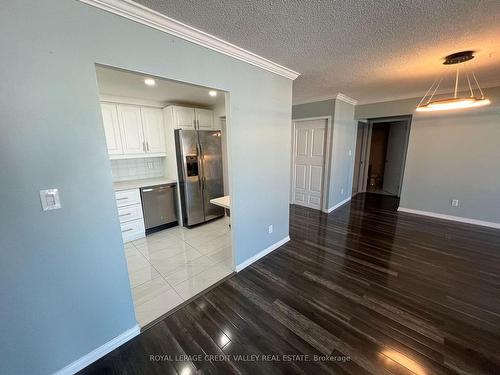 813-135 Hillcrest Ave, Mississauga, ON - Indoor Photo Showing Kitchen