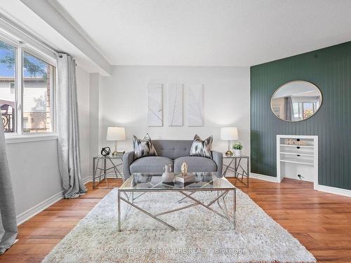 15-12 Whitedeer Rd, Hamilton, ON - Indoor Photo Showing Living Room