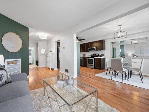 15-12 Whitedeer Rd, Hamilton, ON - Indoor Photo Showing Living Room