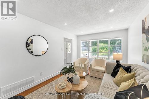 832 Donegal Avenue, Oshawa, ON - Indoor Photo Showing Living Room