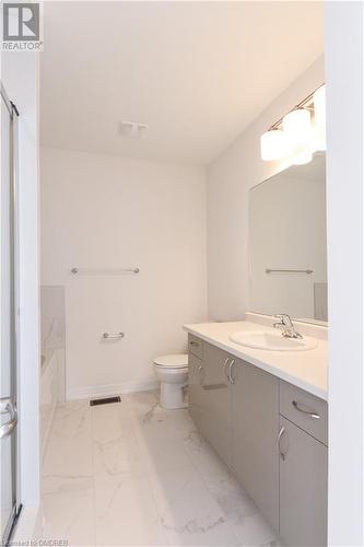 Bathroom with toilet, a washtub, and vanity - 620 Colborne Street W Unit# 42, Brantford, ON - Indoor Photo Showing Bathroom