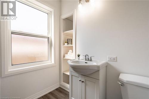 85 Walter Avenue N, Hamilton, ON - Indoor Photo Showing Bathroom