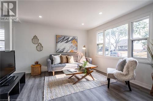 85 Walter Avenue N, Hamilton, ON - Indoor Photo Showing Living Room