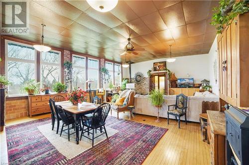 687 Highway 6 Highway, Caledonia, ON - Indoor Photo Showing Dining Room