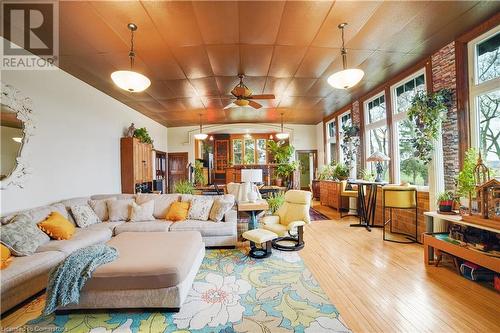 687 Highway 6 Highway, Caledonia, ON - Indoor Photo Showing Living Room