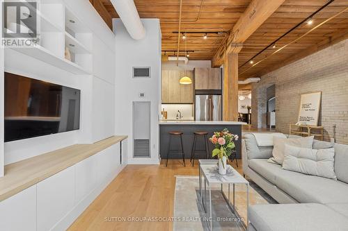 109 - 993 Queen Street W, Toronto, ON - Indoor Photo Showing Living Room