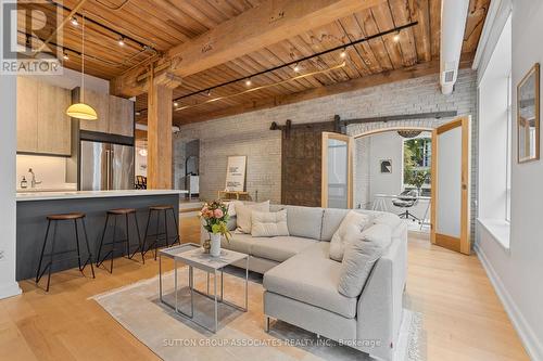 109 - 993 Queen Street W, Toronto, ON - Indoor Photo Showing Living Room