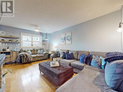 33 Mccullock Crescent, Ajax, ON - Indoor Photo Showing Living Room