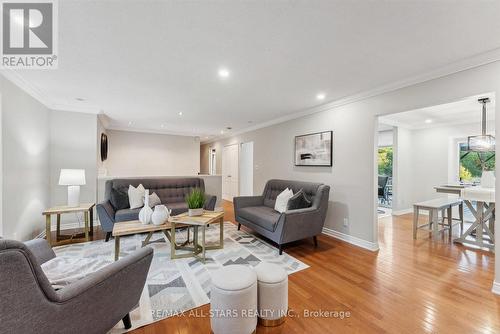 100 Pine Post Road, Georgina, ON - Indoor Photo Showing Living Room