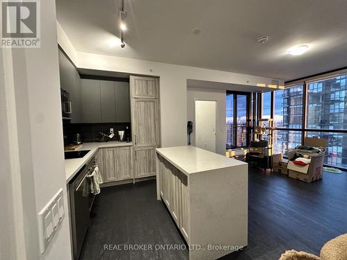 3102 - 2916 Highway 7, Vaughan, ON - Indoor Photo Showing Kitchen