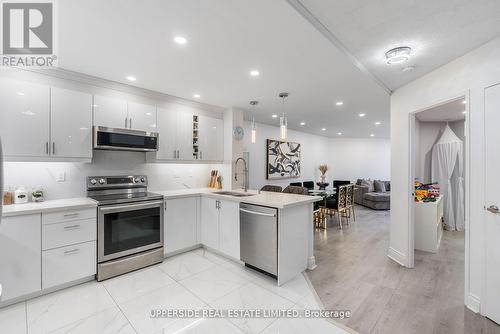 210 - 7440 Bathurst Street, Vaughan, ON - Indoor Photo Showing Kitchen With Upgraded Kitchen