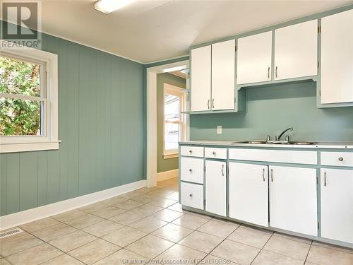 130 Murray Street, Chatham, ON - Indoor Photo Showing Kitchen With Double Sink