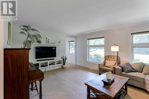 71 Nicholson Crescent, Springwater, ON - Indoor Photo Showing Living Room