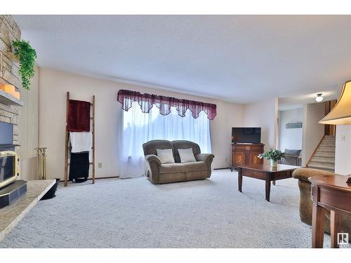 5152 32 St, Rural Wetaskiwin County, AB - Indoor Photo Showing Living Room