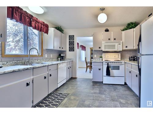 5152 32 St, Rural Wetaskiwin County, AB - Indoor Photo Showing Kitchen