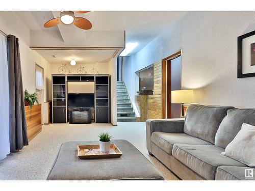 5152 32 St, Rural Wetaskiwin County, AB - Indoor Photo Showing Living Room