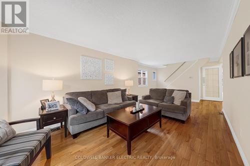 215 Wexford Avenue S, Hamilton (Delta), ON - Indoor Photo Showing Living Room